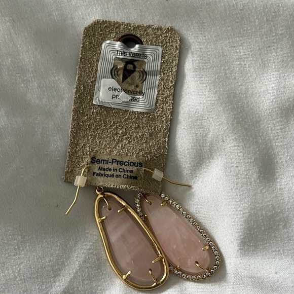 Anthropologie Sola Drop
Earrings Rose Quartz elegant sophisticated - Picture 3 of 5